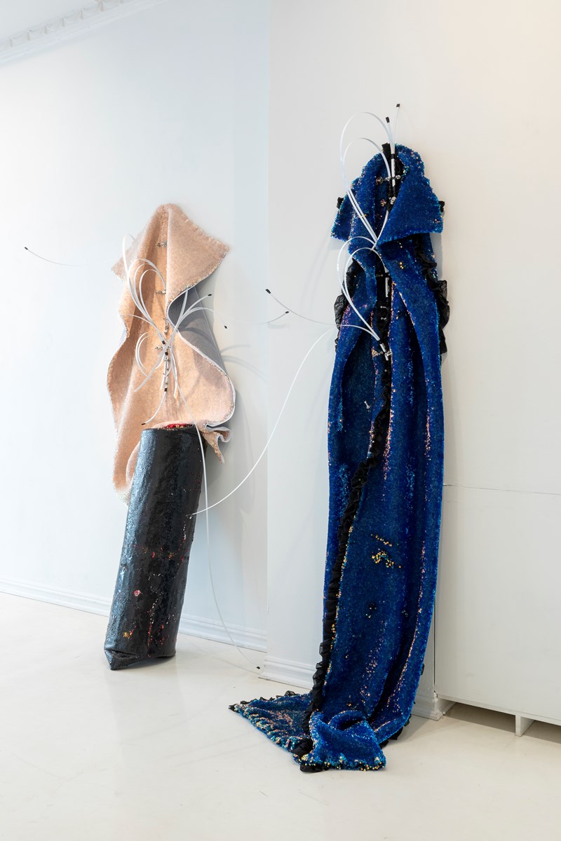 Admir Batlak, Fake a Patina, DealBreak a Vibe på Soft Galleri (2022). Foto: Adrian Bugge.