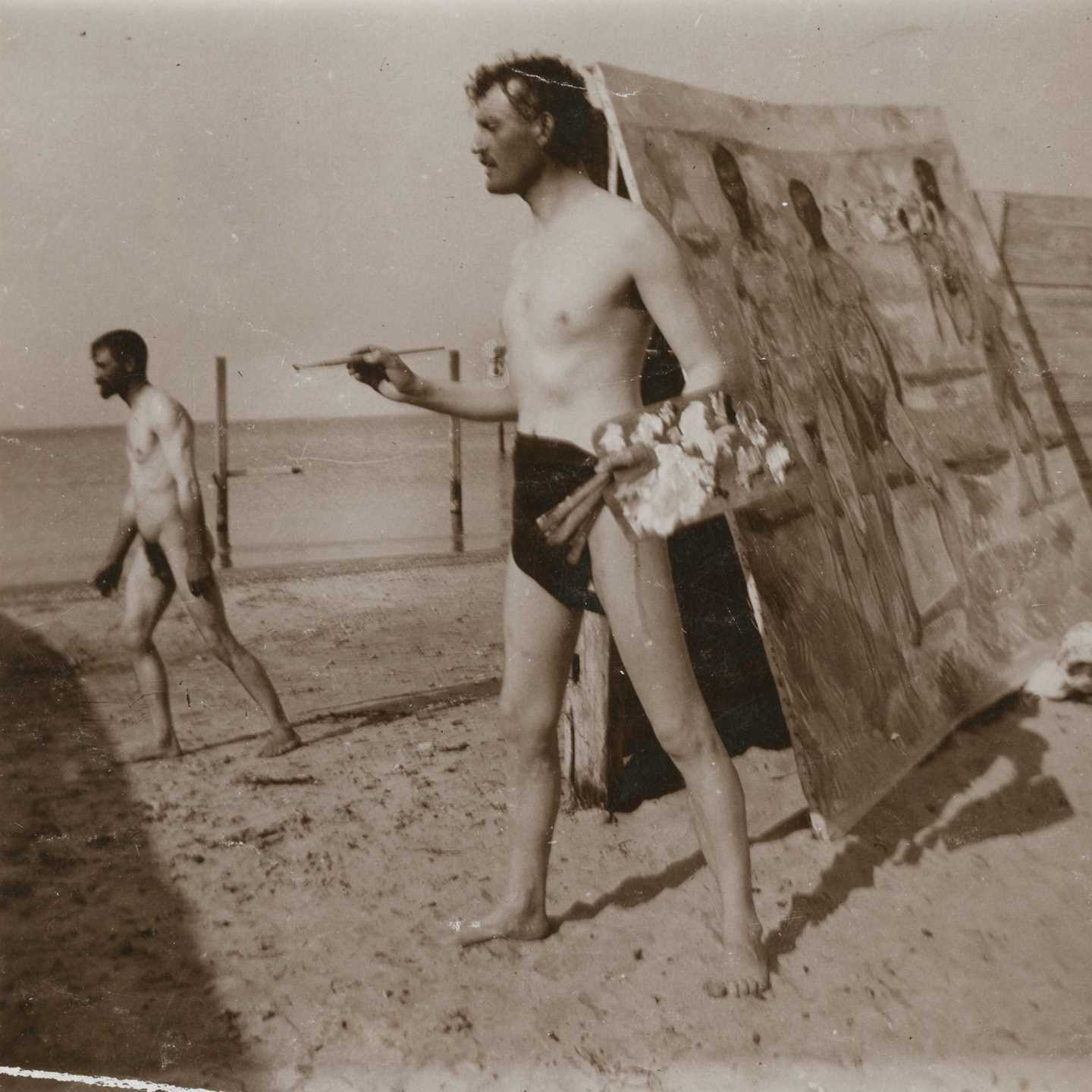 Edvard Munch: Edvard Munch på stranden med pensel og palett. Kollodion, 1907. Foto © Munchmuseet