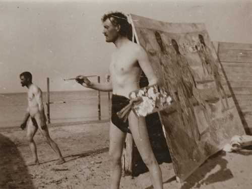 Edvard Munch: Edvard Munch on the beach with brush and palette. Collodion, 1907. Photo © Munchmuseet