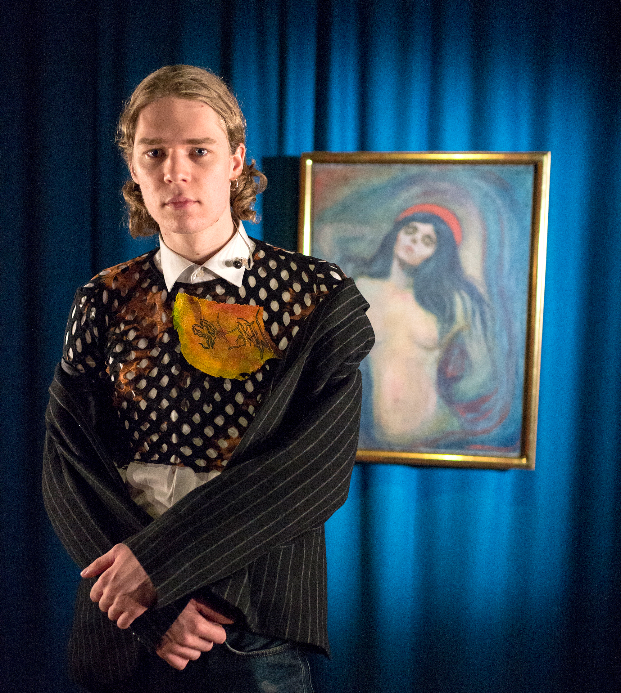 Cezninando foran Edvard Munch's Madonna (1894). Foto: Per Sveinung Larsen © Munchmuseet