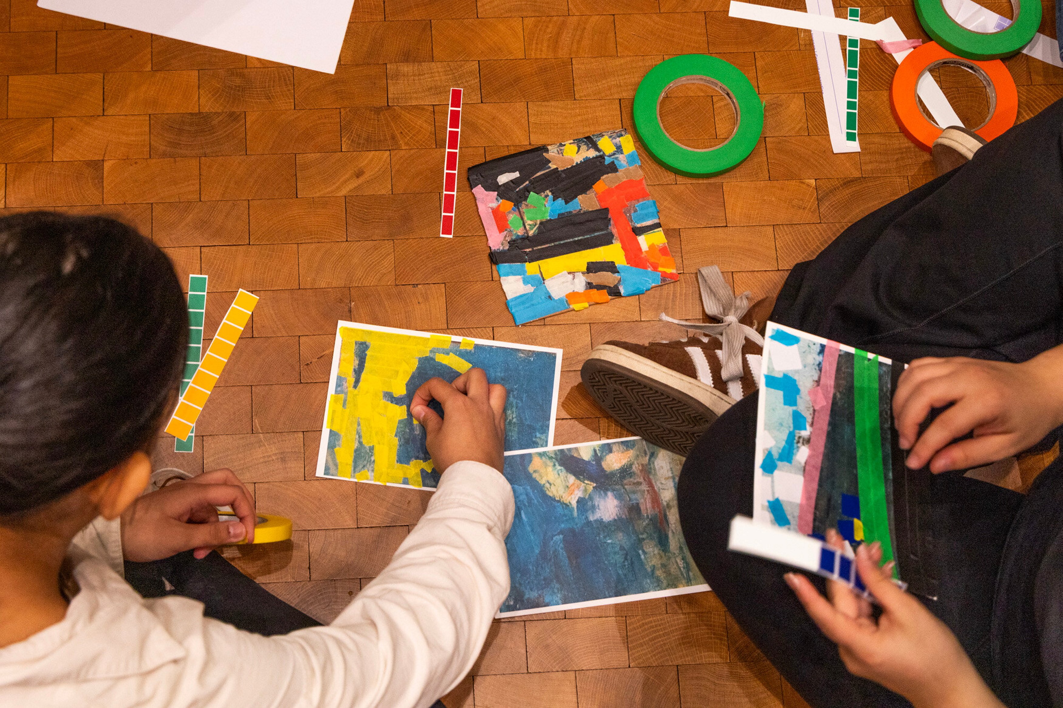 Barn som lager klipp og lim ark.