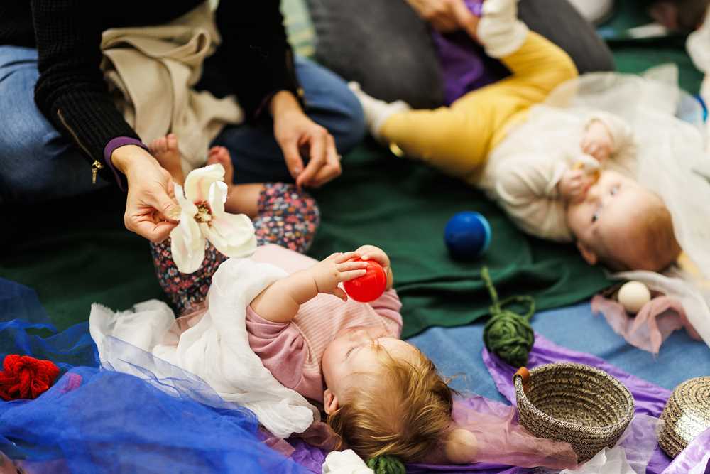 Baby leker med liten ball.