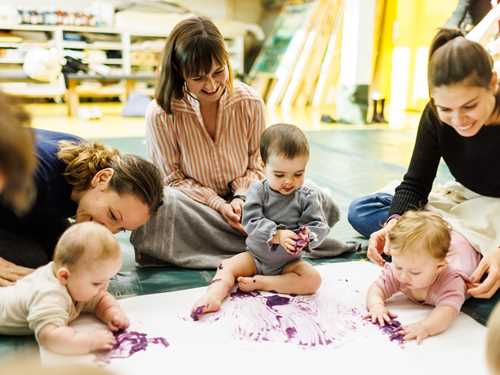 Små barn i lekesirkel.