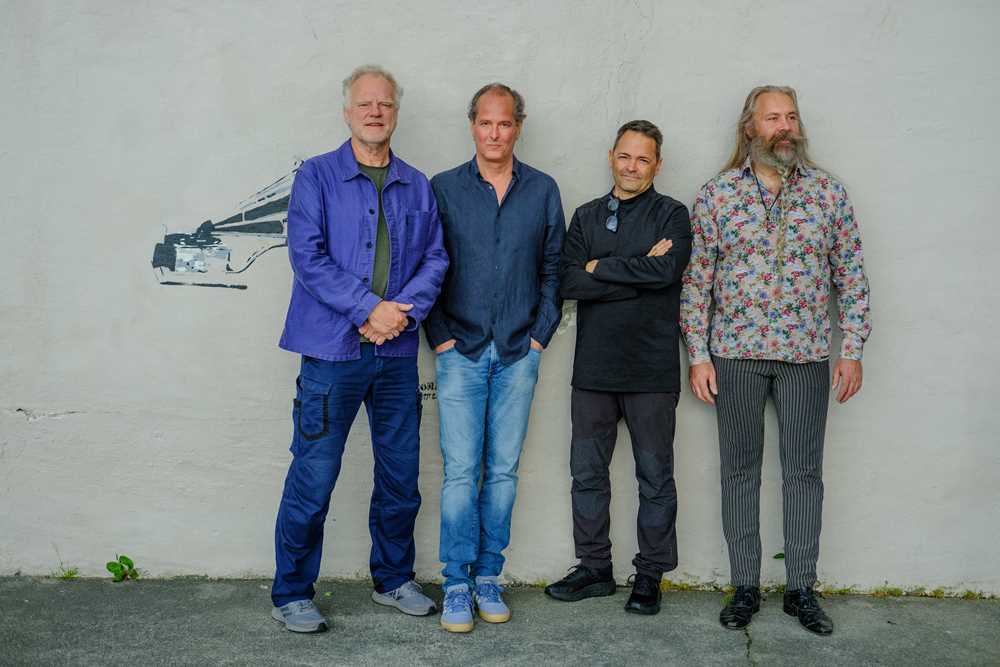 Foto av medlemmene i Arcanum stående.