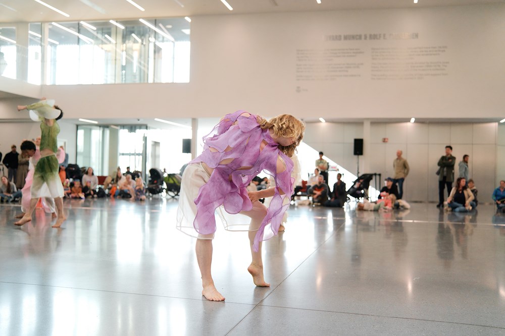 En danser i lilla florlett tøy