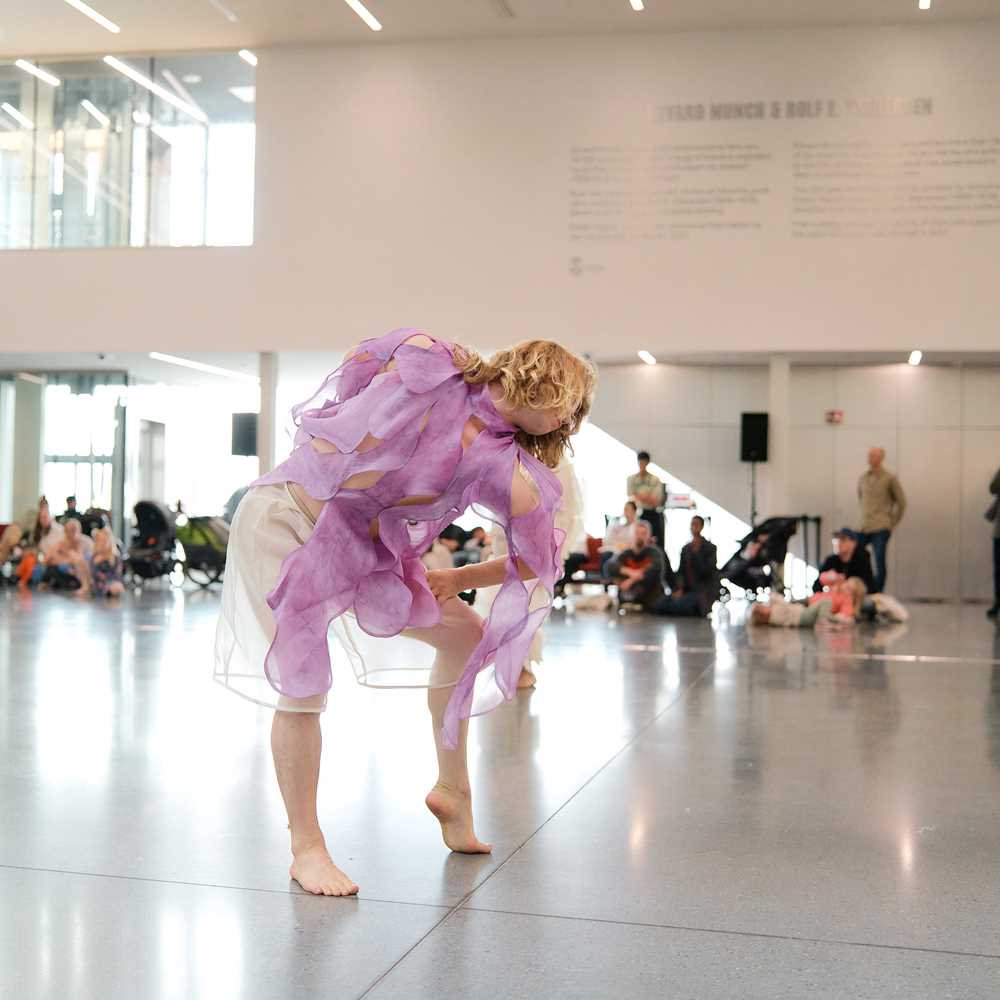 En danser i lilla florlett tøy