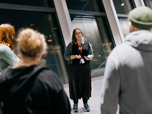 Bilde fra arbeidet med formidlingsprosjektet knyttet til utstillingen SOLO OSLO - Apichaya Wanthiang, hvor Frida Rusnak jobbet sammen med personer med synsnedsettelser for å finne ut hvordan samtidskunst kan bli mer tilgjengelig for denne gruppen.