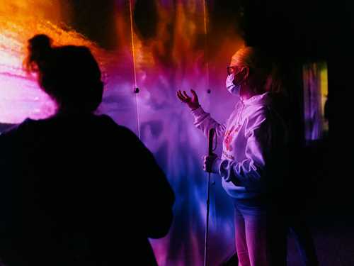 Bilde fra arbeidet med formidlingsprosjektet knyttet til utstillingen SOLO OSLO - Apichaya Wanthiang, hvor Frida Rusnak jobbet sammen med personer med synsnedsettelser for å finne ut hvordan samtidskunst kan bli mer tilgjengelig for denne gruppen.