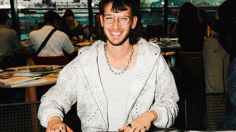 Foto av person som er med på klipp-og-lim verksted.