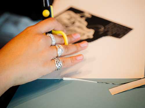 Foto av hånd som holder en saks.