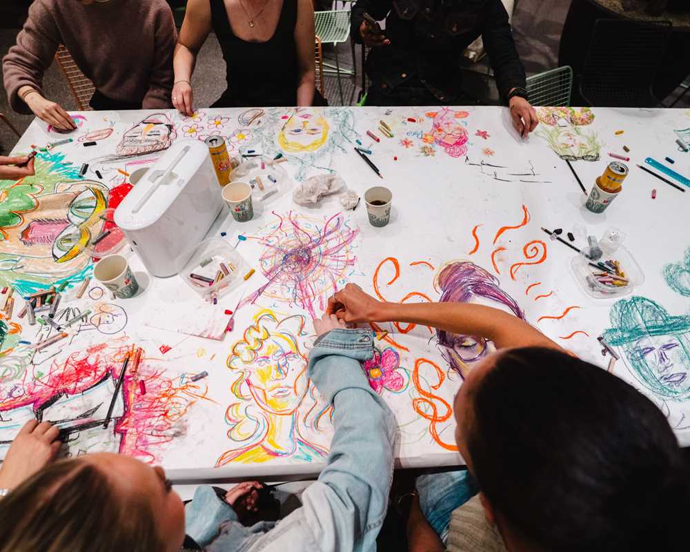 Bord under verksted med mange mennesker.