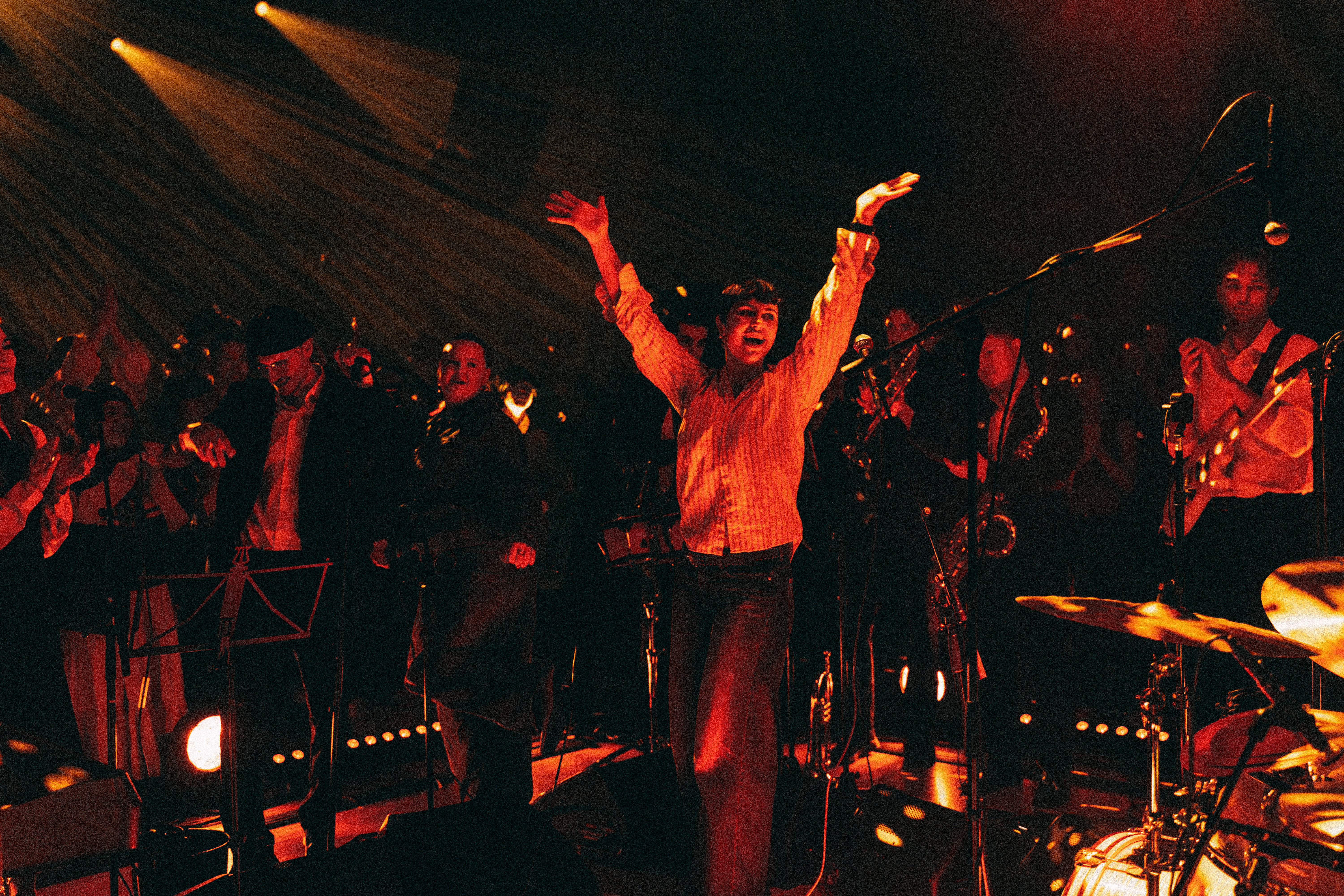 Mennesker på en scene.