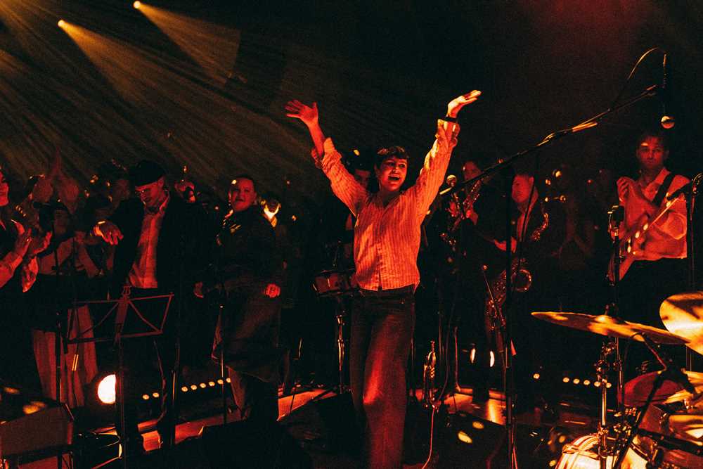 Mennesker på en scene.