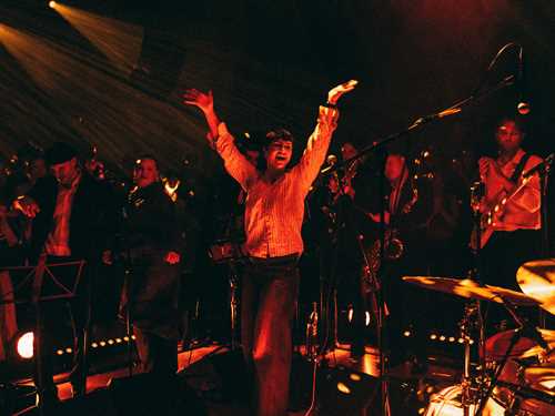 Mennesker på en scene.