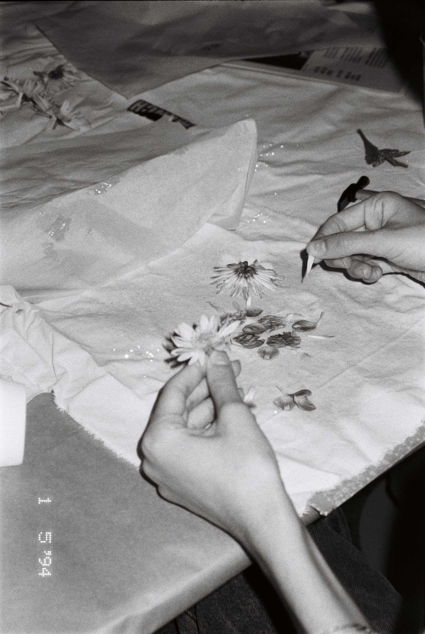 Nærbilde av hender som jobber med håndarbeid. Fotografi