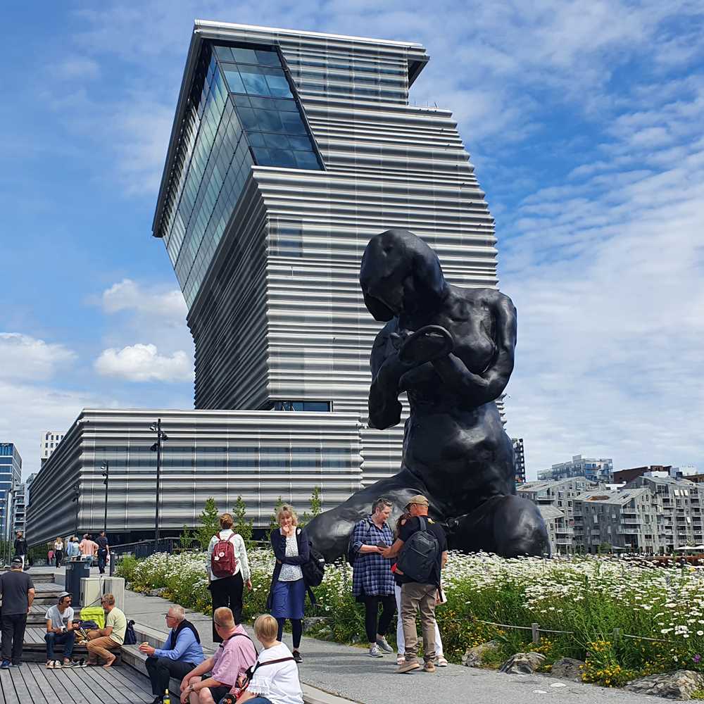 Foto tatt på sommeren 2023 av Munchmuseet med stuen The Mother i forgrunnen.