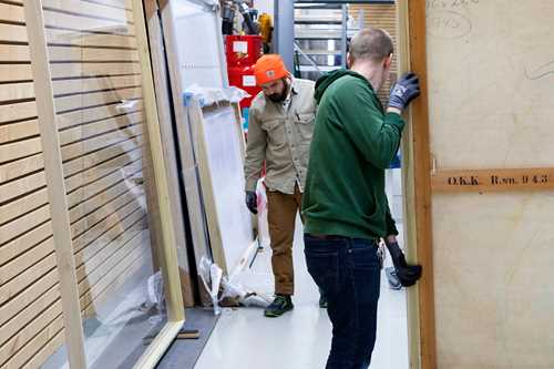 MUNCHS flytteteam i arbeid med pakking og flytting av samlingen