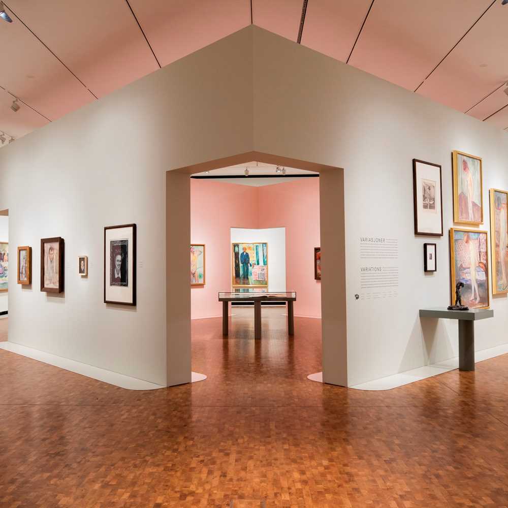 Oversiktsbilde av en del av utstillingen Uendelig på MUNCH, som rommer 130 verk av Edvard Munch. Fotografi