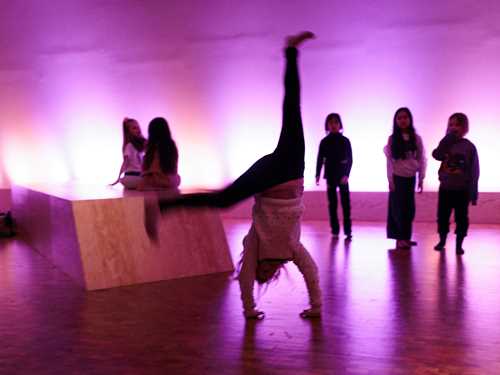 Barn leker i Kaoskammeret, en jente slår hjul