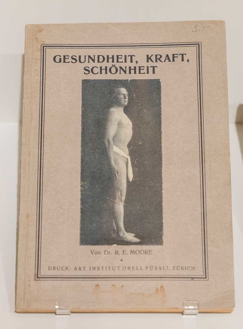 En gammel pamflett i gulnet papir. I coverbildet, som er svarthvitt, er en naken mann avbildet fra siden, med et lendeklede hengende fra midjen.