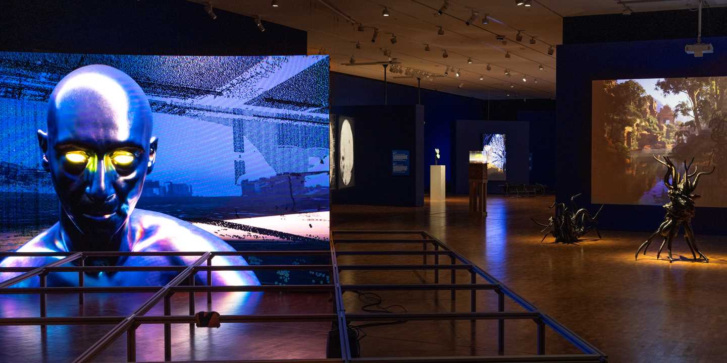 Utsnitt av utstillingssalen til MUNCH Triennale – Nesten uvirkelig, der vi ser seks av utstillingens verk. Fotografi