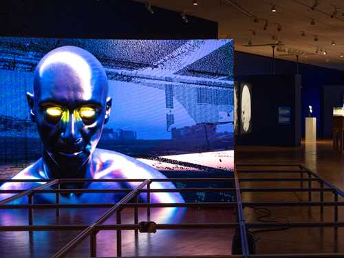 Utsnitt av utstillingssalen til MUNCH Triennale – Nesten uvirkelig, der vi ser seks av utstillingens verk. Fotografi