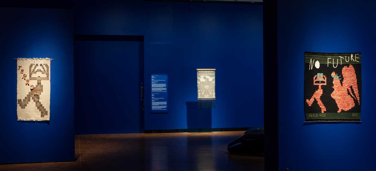 Tre av Charlotte Johannessons tekstilverk. Fotografi