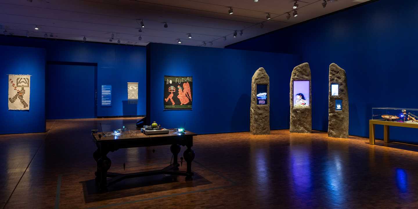 Utsnitt av utstillingssalen til MUNCH Triennale – Nesten uvirkelig, der vi ser seks av utstillingens verk. Fotografi