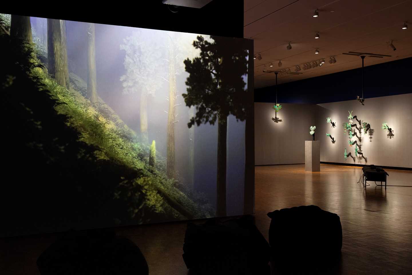 Verket Finding Bambi av Sven Påhlsson, der vi ser en bratt skråning i en skog, er en håndlaget virtuell visning av et skoglandskap. Fotografi