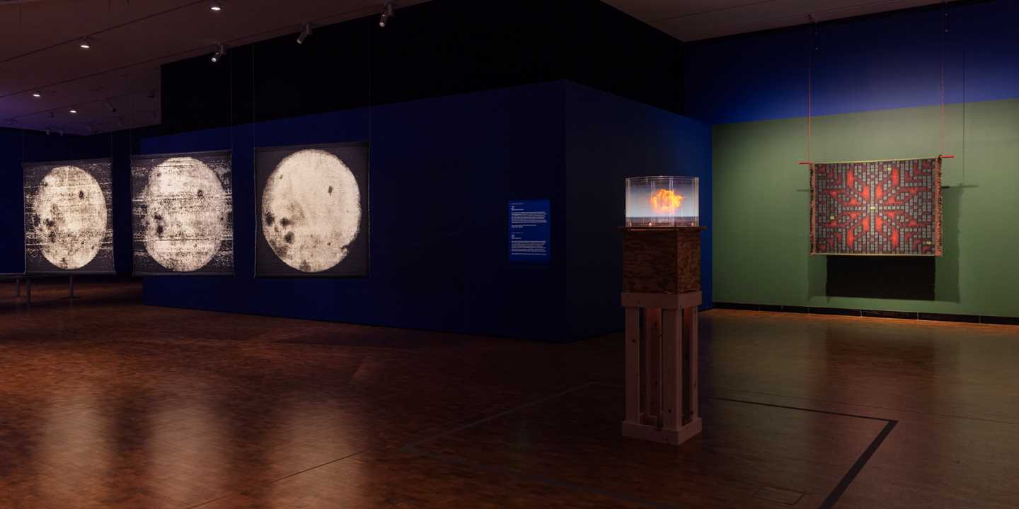 Utsnitt av utstillingssalen til MUNCH Triennale – Nesten uvirkelig, der vi ser tre av utstillingens verk. Fotografi