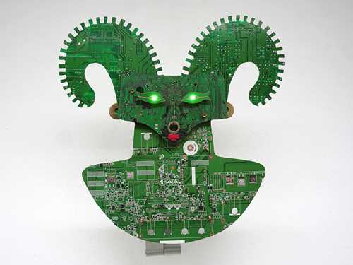 En todimensjonal grønn skapning med horn og lysende grønne øyne er skapt av innmaten fra datamaskiner.