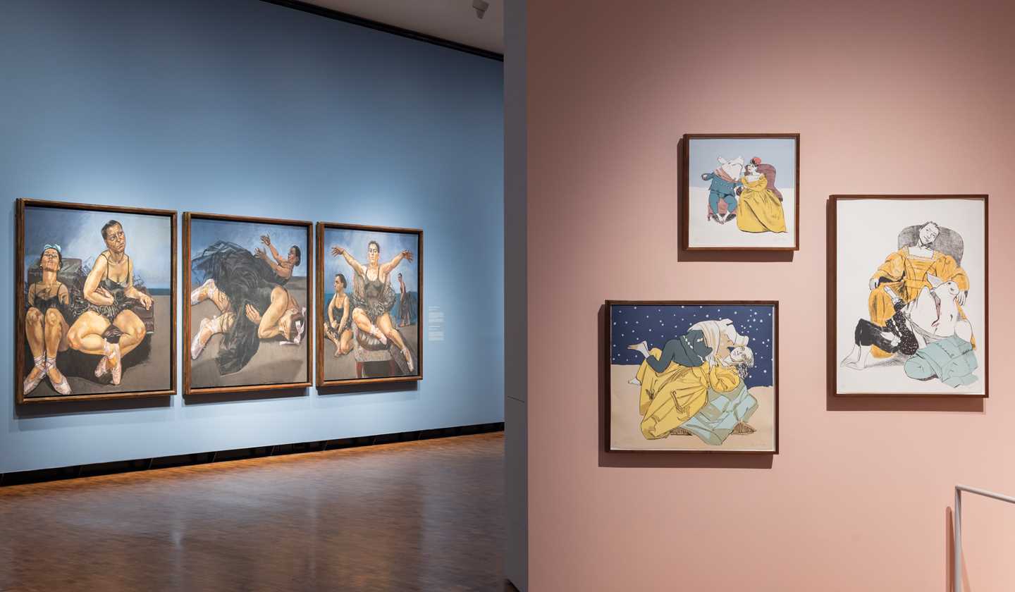 Tre verk som viser ballettdansere henger mot en lyseblå vegg i den bakre delen av bildet. I forkant henger tre mindre pasteller i dusere farger mot en pudderrosa vegg. Fotografi