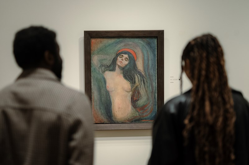 Silhuetten av en mann og en kvinne som ser på Madonna.