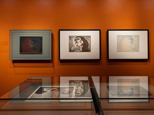 Fra samlingsutstillingen Inntil. Viser tre versjoner av et tresnitt av Edvard Munch. Foto