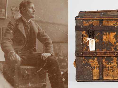 Til venstre ser vi et fotografi av Edvard Munch som sitter oppå reisekofferten sin. Til høyre ser vi et nærbilde av reisekofferten. Den er slitt og med hengelås.