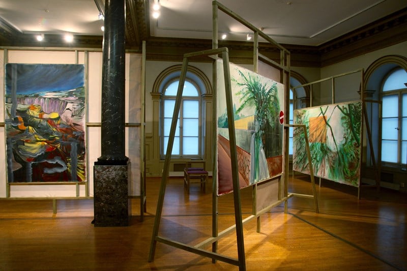 Apichaya Wanthiang, While the light eats away at the colors (2017). Installasjonsbilde fra Stiftelsen 3,14, Bergen. Gjengitt med tillatelse fra kunstneren.