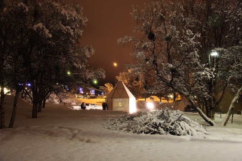 Apichaya Wanthiang, All digressions aside (2016). Installasjonsbilde fra Barents Spektakel in Kirkenes, Norway and Nikel, Russia. Gjengitt med tillatelse fra kunstneren.