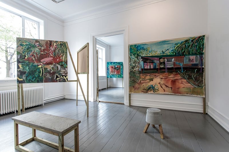 Apichaya Wanthiang, Drivved og spøkelsesjegere (2018). Installasjonsbilde fra Landsforeningen Norske Malere, Oslo. Foto: Niklas Lello. Gjengitt med tillatelse fra kunstneren og LNM.