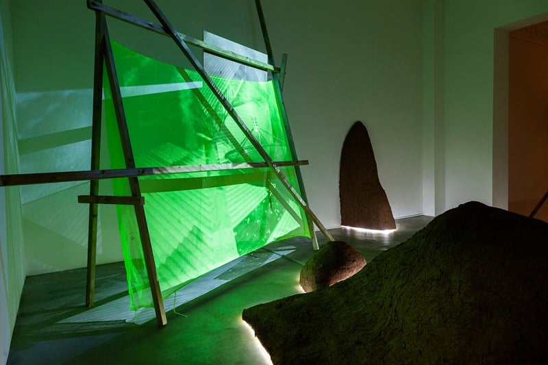 Apichaya Wanthiang, Evil spirits only travel in straight lines (2018). Installasjonsbilde fra Unge Kunstneres Samfund, Oslo. Foto: Jan Khür. Gjengitt med tillatelse fra kunstneren og UKS.