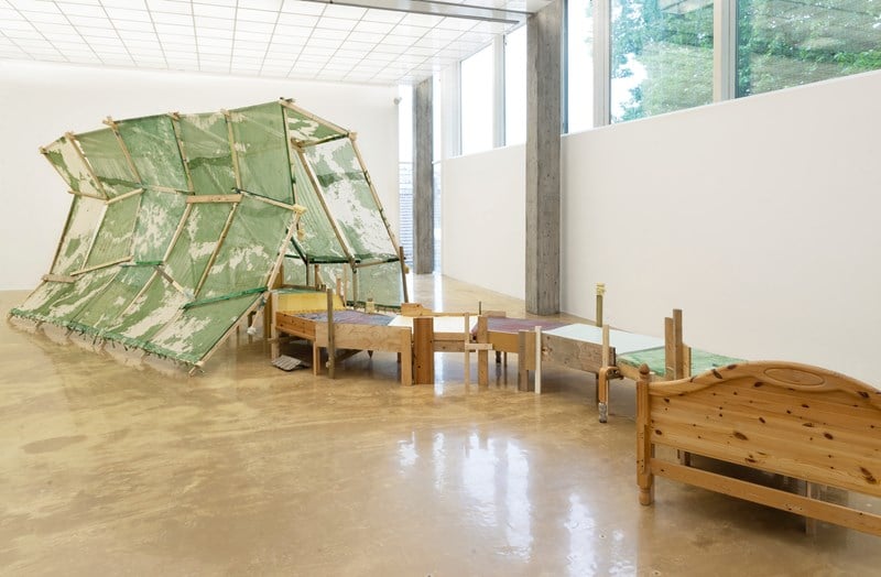 Apichaya Wanthiang, Jeg har vært her før (2020). Installasjonsbilde fra Kristiansand Kunsthall, Kristiansand. Gjengitt med tillatelse fra kunstneren og Kristiansand Kunsthall.