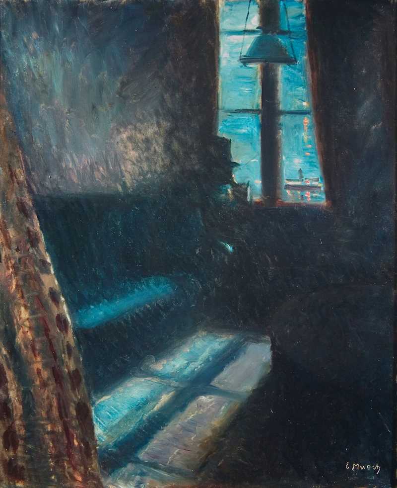 Mørklagt rom opplyst av måneskinn fra et vindu. En mann i silhuett sitter på en sofa og ser ut. En slukket lampe henger i vinduet, og et rundt bord skimtes til høyre.