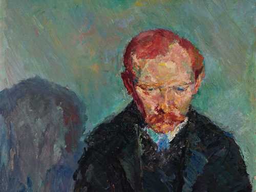 En voksen mann med rødt hår, mørk dress og frakk har blikket vendt ned foran seg. Vi ser ham kun fra brystet og opp. Han er sammensunket ut. Maleri.