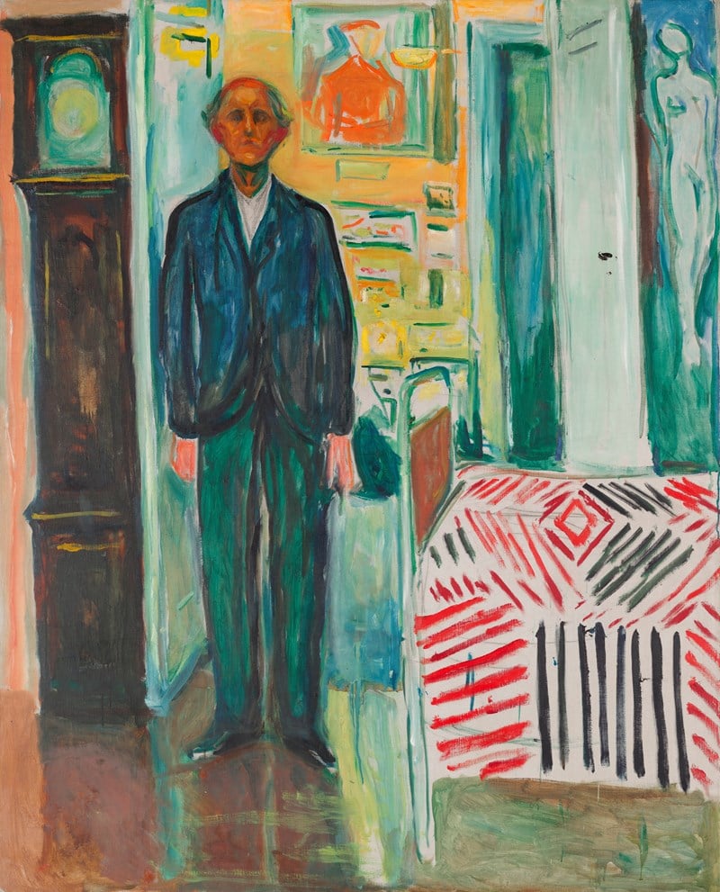 Edvard Munch står mellom en bestefarsklokke til venstre i bildet og en seng med et mønstret sengeteppe til høyre i bildet. Han har på seg grønne bukser og en blå jakke over en hvit skjorte. Han er en aldrende mann og holdningen er preget av resignasjon. Maleri