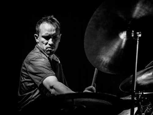 Paal Nilssen som spiller trommer.