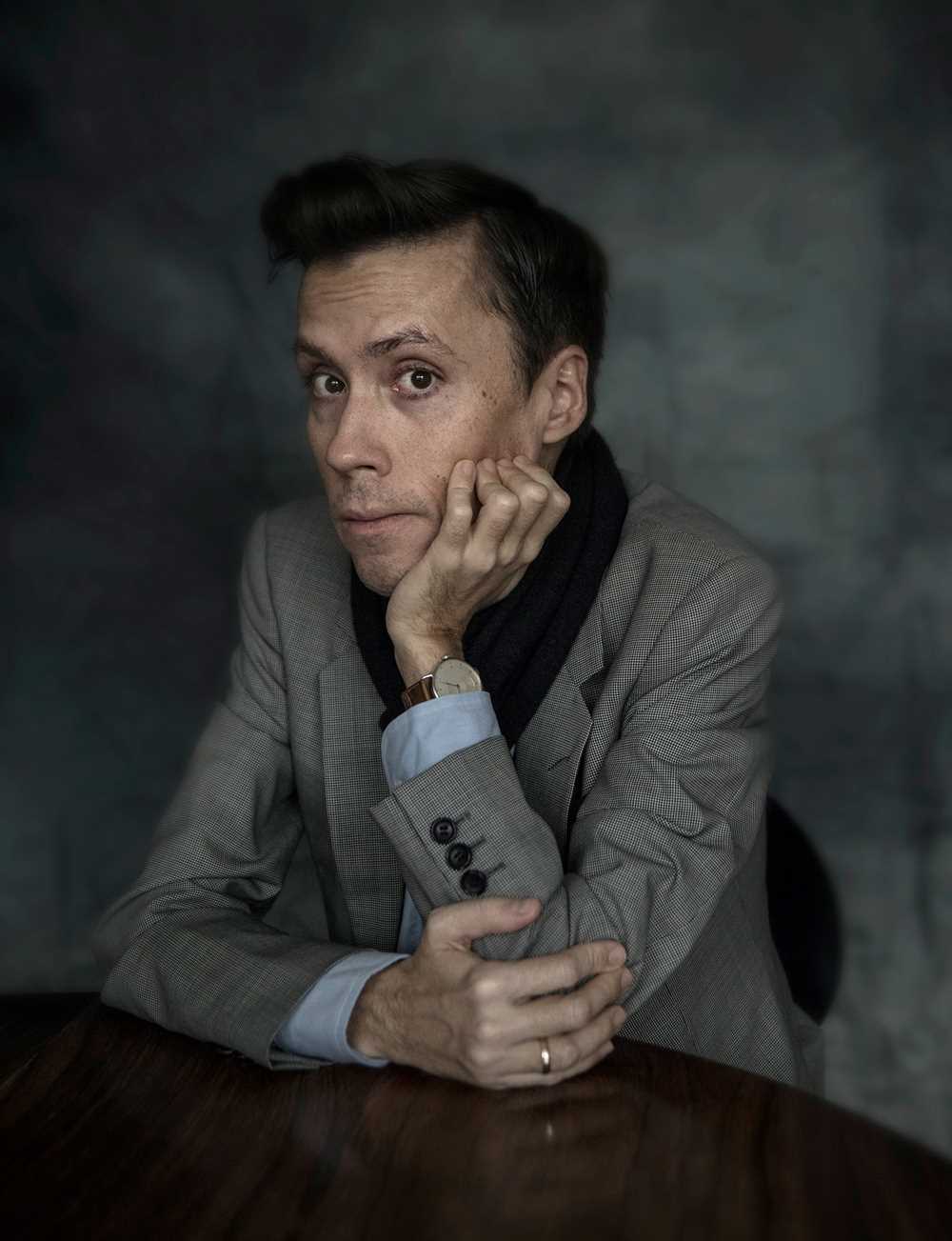 Portrett foto av en sittende Jan Grue.