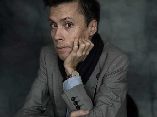 Portrett foto av en sittende Jan Grue.