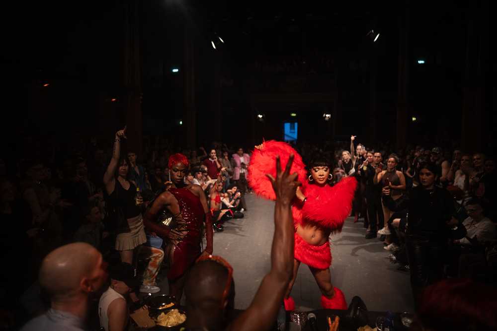 Foto av mange personer på og i rundt en runway.