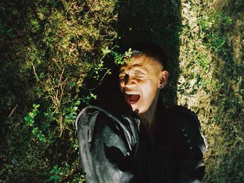 Portrettfoto av Harald Beharie som ligger på grønt underlagt.