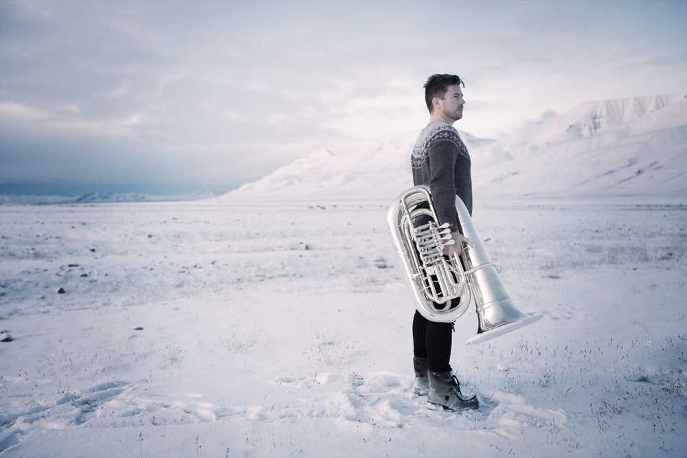 Portrett av en mann med tuba i et snølandskap.