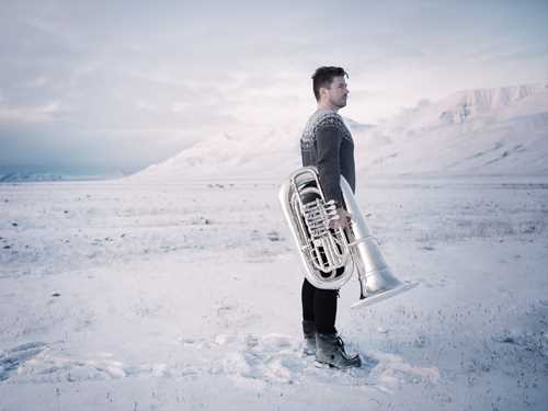 Portrett av en mann med tuba i et snølandskap.